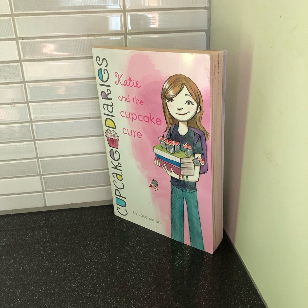 Cupcake Diaries: Katie and the Cupcake Cure: Book 1 - Picture 2 of 9